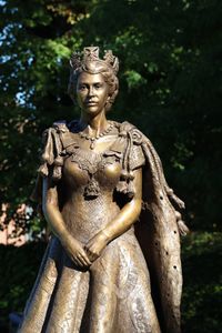 HM Queen Elizabeth II bronze at Romsey Abbey